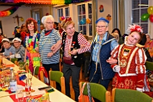 08 KFD StEwaldi Laar 2026- 02-12 08  Weiberfastnachts Tour, 11. Februar - Schon um 9 Uhr begann dieser ereignisreicher Tag für uns mit der Karnevalsfeier in der GGS Habichtstraße. Im HDK Festzelt wurden wir danach fanatisch gefeiert. Weiter ging es dann zu Hargreaves und ins LANUV zur der Firmenfeiern. Zwischendurch seine Seniorenfeier der AWO Karl-Jarres-Straße. Im Ratskeller feiern die Nordvereine Altweiber. In Folge fahren wir nach Laar, einmal zum Familienkarneval der KG Rot-Gold und die KFD feier im St. Ewald. Der vorletzte Auftritt dann die Altweibersitzung bei der Ehrengarde bevor es zum erneuten Heimspiel  zur Altweiber-Party in den Heimathafen geht. : DVPJ, Toni I, Kinderprinz Juls I., Juls I., Prinzessin, Aileen I., Prinzessin Aileen I., HDK, Duisburg, Karneval, Helau, Tollität, Event, Session 2025, Session 2026, Hauptausschuss, Gemeinschaft, Hauptausschuss Karneval Duisburg, Duisburg ist echt