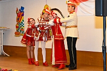 08 KFD StEwaldi Laar 2026- 02-12 13  Weiberfastnachts Tour, 11. Februar - Schon um 9 Uhr begann dieser ereignisreicher Tag für uns mit der Karnevalsfeier in der GGS Habichtstraße. Im HDK Festzelt wurden wir danach fanatisch gefeiert. Weiter ging es dann zu Hargreaves und ins LANUV zur der Firmenfeiern. Zwischendurch seine Seniorenfeier der AWO Karl-Jarres-Straße. Im Ratskeller feiern die Nordvereine Altweiber. In Folge fahren wir nach Laar, einmal zum Familienkarneval der KG Rot-Gold und die KFD feier im St. Ewald. Der vorletzte Auftritt dann die Altweibersitzung bei der Ehrengarde bevor es zum erneuten Heimspiel  zur Altweiber-Party in den Heimathafen geht. : DVPJ, Toni I, Kinderprinz Juls I., Juls I., Prinzessin, Aileen I., Prinzessin Aileen I., HDK, Duisburg, Karneval, Helau, Tollität, Event, Session 2025, Session 2026, Hauptausschuss, Gemeinschaft, Hauptausschuss Karneval Duisburg, Duisburg ist echt