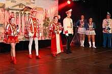 09 AltweibEhrengarde 2026- 02-12 07  Weiberfastnachts Tour, 11. Februar - Schon um 9 Uhr begann dieser ereignisreicher Tag für uns mit der Karnevalsfeier in der GGS Habichtstraße. Im HDK Festzelt wurden wir danach fanatisch gefeiert. Weiter ging es dann zu Hargreaves und ins LANUV zur der Firmenfeiern. Zwischendurch seine Seniorenfeier der AWO Karl-Jarres-Straße. Im Ratskeller feiern die Nordvereine Altweiber. In Folge fahren wir nach Laar, einmal zum Familienkarneval der KG Rot-Gold und die KFD feier im St. Ewald. Der vorletzte Auftritt dann die Altweibersitzung bei der Ehrengarde bevor es zum erneuten Heimspiel  zur Altweiber-Party in den Heimathafen geht. : DVPJ, Toni I, Kinderprinz Juls I., Juls I., Prinzessin, Aileen I., Prinzessin Aileen I., HDK, Duisburg, Karneval, Helau, Tollität, Event, Session 2025, Session 2026, Hauptausschuss, Gemeinschaft, Hauptausschuss Karneval Duisburg, Duisburg ist echt