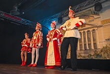 09 AltweibEhrengarde 2026- 02-12 11  Weiberfastnachts Tour, 11. Februar - Schon um 9 Uhr begann dieser ereignisreicher Tag für uns mit der Karnevalsfeier in der GGS Habichtstraße. Im HDK Festzelt wurden wir danach fanatisch gefeiert. Weiter ging es dann zu Hargreaves und ins LANUV zur der Firmenfeiern. Zwischendurch seine Seniorenfeier der AWO Karl-Jarres-Straße. Im Ratskeller feiern die Nordvereine Altweiber. In Folge fahren wir nach Laar, einmal zum Familienkarneval der KG Rot-Gold und die KFD feier im St. Ewald. Der vorletzte Auftritt dann die Altweibersitzung bei der Ehrengarde bevor es zum erneuten Heimspiel  zur Altweiber-Party in den Heimathafen geht. : DVPJ, Toni I, Kinderprinz Juls I., Juls I., Prinzessin, Aileen I., Prinzessin Aileen I., HDK, Duisburg, Karneval, Helau, Tollität, Event, Session 2025, Session 2026, Hauptausschuss, Gemeinschaft, Hauptausschuss Karneval Duisburg, Duisburg ist echt