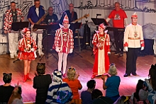 10 Altweib AMaB 2026- 02-12 10  Weiberfastnachts Tour, 11. Februar - Schon um 9 Uhr begann dieser ereignisreicher Tag für uns mit der Karnevalsfeier in der GGS Habichtstraße. Im HDK Festzelt wurden wir danach fanatisch gefeiert. Weiter ging es dann zu Hargreaves und ins LANUV zur der Firmenfeiern. Zwischendurch seine Seniorenfeier der AWO Karl-Jarres-Straße. Im Ratskeller feiern die Nordvereine Altweiber. In Folge fahren wir nach Laar, einmal zum Familienkarneval der KG Rot-Gold und die KFD feier im St. Ewald. Der vorletzte Auftritt dann die Altweibersitzung bei der Ehrengarde bevor es zum erneuten Heimspiel  zur Altweiber-Party in den Heimathafen geht. : DVPJ, Toni I, Kinderprinz Juls I., Juls I., Prinzessin, Aileen I., Prinzessin Aileen I., HDK, Duisburg, Karneval, Helau, Tollität, Event, Session 2025, Session 2026, Hauptausschuss, Gemeinschaft, Hauptausschuss Karneval Duisburg, Duisburg ist echt