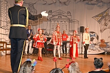 10 Altweib AMaB 2026- 02-12 17  Weiberfastnachts Tour, 11. Februar - Schon um 9 Uhr begann dieser ereignisreicher Tag für uns mit der Karnevalsfeier in der GGS Habichtstraße. Im HDK Festzelt wurden wir danach fanatisch gefeiert. Weiter ging es dann zu Hargreaves und ins LANUV zur der Firmenfeiern. Zwischendurch seine Seniorenfeier der AWO Karl-Jarres-Straße. Im Ratskeller feiern die Nordvereine Altweiber. In Folge fahren wir nach Laar, einmal zum Familienkarneval der KG Rot-Gold und die KFD feier im St. Ewald. Der vorletzte Auftritt dann die Altweibersitzung bei der Ehrengarde bevor es zum erneuten Heimspiel  zur Altweiber-Party in den Heimathafen geht. : DVPJ, Toni I, Kinderprinz Juls I., Juls I., Prinzessin, Aileen I., Prinzessin Aileen I., HDK, Duisburg, Karneval, Helau, Tollität, Event, Session 2025, Session 2026, Hauptausschuss, Gemeinschaft, Hauptausschuss Karneval Duisburg, Duisburg ist echt