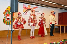 MSPICT DU 2026- 02-12 0037  Weiberfastnachts Tour, 11. Februar - Schon um 9 Uhr begann dieser ereignisreicher Tag für uns mit der Karnevalsfeier in der GGS Habichtstraße. Im HDK Festzelt wurden wir danach fanatisch gefeiert. Weiter ging es dann zu Hargreaves und ins LANUV zur der Firmenfeiern. Zwischendurch seine Seniorenfeier der AWO Karl-Jarres-Straße. Im Ratskeller feiern die Nordvereine Altweiber. In Folge fahren wir nach Laar, einmal zum Familienkarneval der KG Rot-Gold und die KFD feier im St. Ewald. Der vorletzte Auftritt dann die Altweibersitzung bei der Ehrengarde bevor es zum erneuten Heimspiel  zur Altweiber-Party in den Heimathafen geht. : DVPJ, Toni I, Kinderprinz Juls I., Juls I., Prinzessin, Aileen I., Prinzessin Aileen I., HDK, Duisburg, Karneval, Helau, Tollität, Event, Session 2025, Session 2026, Hauptausschuss, Gemeinschaft, Hauptausschuss Karneval Duisburg, Duisburg ist echt