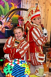 01 Seniorenk CURATA DIN 2026- 02-14 04  Samstags Tour, 14. Februar - Nach dem Kinderkarnevalszug hatten wir an diesem Samstag noch 3 Termine. Zuerst waren wir zum Seniorenkarneval im CURATA Haus in Dinslaken Hiesfeld. Am Abend ging es zum letzten Mal bei unseren » Blauen Jungs « auf die Bühne. Und auch zum letzten Mal hieß es Helau bei der KG Rot-Gold Laar. : DVPJ, Toni I, Kinderprinz Juls I., Juls I., Prinzessin, Aileen I., Prinzessin Aileen I., HDK, Duisburg, Karneval, Helau, Tollität, Event, Session 2025, Session 2026, Hauptausschuss, Gemeinschaft, Hauptausschuss Karneval Duisburg, Duisburg ist echt