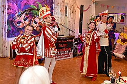 01 Seniorenk CURATA DIN 2026- 02-14 05  Samstags Tour, 14. Februar - Nach dem Kinderkarnevalszug hatten wir an diesem Samstag noch 3 Termine. Zuerst waren wir zum Seniorenkarneval im CURATA Haus in Dinslaken Hiesfeld. Am Abend ging es zum letzten Mal bei unseren » Blauen Jungs « auf die Bühne. Und auch zum letzten Mal hieß es Helau bei der KG Rot-Gold Laar. : DVPJ, Toni I, Kinderprinz Juls I., Juls I., Prinzessin, Aileen I., Prinzessin Aileen I., HDK, Duisburg, Karneval, Helau, Tollität, Event, Session 2025, Session 2026, Hauptausschuss, Gemeinschaft, Hauptausschuss Karneval Duisburg, Duisburg ist echt