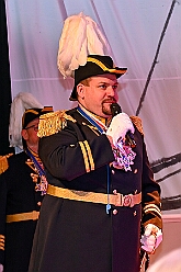 02 Bordfest AMaB 2026- 02-14 02  Samstags Tour, 14. Februar - Nach dem Kinderkarnevalszug hatten wir an diesem Samstag noch 3 Termine. Zuerst waren wir zum Seniorenkarneval im CURATA Haus in Dinslaken Hiesfeld. Am Abend ging es zum letzten Mal bei unseren » Blauen Jungs « auf die Bühne. Und auch zum letzten Mal hieß es Helau bei der KG Rot-Gold Laar. : DVPJ, Toni I, Kinderprinz Juls I., Juls I., Prinzessin, Aileen I., Prinzessin Aileen I., HDK, Duisburg, Karneval, Helau, Tollität, Event, Session 2025, Session 2026, Hauptausschuss, Gemeinschaft, Hauptausschuss Karneval Duisburg, Duisburg ist echt