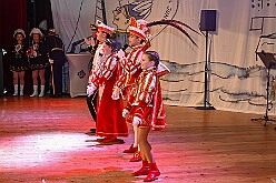 02 Bordfest AMaB 2026- 02-14 08  Samstags Tour, 14. Februar - Nach dem Kinderkarnevalszug hatten wir an diesem Samstag noch 3 Termine. Zuerst waren wir zum Seniorenkarneval im CURATA Haus in Dinslaken Hiesfeld. Am Abend ging es zum letzten Mal bei unseren » Blauen Jungs « auf die Bühne. Und auch zum letzten Mal hieß es Helau bei der KG Rot-Gold Laar. : DVPJ, Toni I, Kinderprinz Juls I., Juls I., Prinzessin, Aileen I., Prinzessin Aileen I., HDK, Duisburg, Karneval, Helau, Tollität, Event, Session 2025, Session 2026, Hauptausschuss, Gemeinschaft, Hauptausschuss Karneval Duisburg, Duisburg ist echt