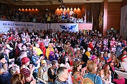 02 Bordfest AMaB 2026- 02-14 10  Samstags Tour, 14. Februar - Nach dem Kinderkarnevalszug hatten wir an diesem Samstag noch 3 Termine. Zuerst waren wir zum Seniorenkarneval im CURATA Haus in Dinslaken Hiesfeld. Am Abend ging es zum letzten Mal bei unseren » Blauen Jungs « auf die Bühne. Und auch zum letzten Mal hieß es Helau bei der KG Rot-Gold Laar. : DVPJ, Toni I, Kinderprinz Juls I., Juls I., Prinzessin, Aileen I., Prinzessin Aileen I., HDK, Duisburg, Karneval, Helau, Tollität, Event, Session 2025, Session 2026, Hauptausschuss, Gemeinschaft, Hauptausschuss Karneval Duisburg, Duisburg ist echt