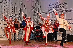 02 Bordfest AMaB 2026- 02-14 18  Samstags Tour, 14. Februar - Nach dem Kinderkarnevalszug hatten wir an diesem Samstag noch 3 Termine. Zuerst waren wir zum Seniorenkarneval im CURATA Haus in Dinslaken Hiesfeld. Am Abend ging es zum letzten Mal bei unseren » Blauen Jungs « auf die Bühne. Und auch zum letzten Mal hieß es Helau bei der KG Rot-Gold Laar. : DVPJ, Toni I, Kinderprinz Juls I., Juls I., Prinzessin, Aileen I., Prinzessin Aileen I., HDK, Duisburg, Karneval, Helau, Tollität, Event, Session 2025, Session 2026, Hauptausschuss, Gemeinschaft, Hauptausschuss Karneval Duisburg, Duisburg ist echt