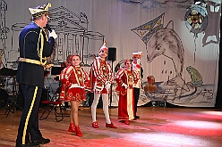 02 Bordfest AMaB 2026- 02-14 21  Samstags Tour, 14. Februar - Nach dem Kinderkarnevalszug hatten wir an diesem Samstag noch 3 Termine. Zuerst waren wir zum Seniorenkarneval im CURATA Haus in Dinslaken Hiesfeld. Am Abend ging es zum letzten Mal bei unseren » Blauen Jungs « auf die Bühne. Und auch zum letzten Mal hieß es Helau bei der KG Rot-Gold Laar. : DVPJ, Toni I, Kinderprinz Juls I., Juls I., Prinzessin, Aileen I., Prinzessin Aileen I., HDK, Duisburg, Karneval, Helau, Tollität, Event, Session 2025, Session 2026, Hauptausschuss, Gemeinschaft, Hauptausschuss Karneval Duisburg, Duisburg ist echt