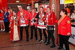 03 Prunks RG Laar 2026- 02-14 09  Samstags Tour, 14. Februar - Nach dem Kinderkarnevalszug hatten wir an diesem Samstag noch 3 Termine. Zuerst waren wir zum Seniorenkarneval im CURATA Haus in Dinslaken Hiesfeld. Am Abend ging es zum letzten Mal bei unseren » Blauen Jungs « auf die Bühne. Und auch zum letzten Mal hieß es Helau bei der KG Rot-Gold Laar. : DVPJ, Toni I, Kinderprinz Juls I., Juls I., Prinzessin, Aileen I., Prinzessin Aileen I., HDK, Duisburg, Karneval, Helau, Tollität, Event, Session 2025, Session 2026, Hauptausschuss, Gemeinschaft, Hauptausschuss Karneval Duisburg, Duisburg ist echt