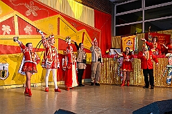 03 Prunks RG Laar 2026- 02-14 17  Samstags Tour, 14. Februar - Nach dem Kinderkarnevalszug hatten wir an diesem Samstag noch 3 Termine. Zuerst waren wir zum Seniorenkarneval im CURATA Haus in Dinslaken Hiesfeld. Am Abend ging es zum letzten Mal bei unseren » Blauen Jungs « auf die Bühne. Und auch zum letzten Mal hieß es Helau bei der KG Rot-Gold Laar. : DVPJ, Toni I, Kinderprinz Juls I., Juls I., Prinzessin, Aileen I., Prinzessin Aileen I., HDK, Duisburg, Karneval, Helau, Tollität, Event, Session 2025, Session 2026, Hauptausschuss, Gemeinschaft, Hauptausschuss Karneval Duisburg, Duisburg ist echt