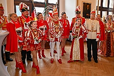 02 Prinzenfrueh Rafthaus 2026- 02-16 05  Rosenmontag 2026 - Es war eigentlich ein toller Tag, wenn nur das Wetter mitgespielt hätte. Beim Wecken von Prinz Toni I. vor dem WYNDHAM Hotel Duisburger Hof war es schon recht ungemütlich. Danach dann ein paar warme Stunden in unserem Rat, beim Prinzenwecken mit OB Sören Link. Pünktlich zum Start des Rosenmontagszugs geht es los mit dem Regen, bis auf kurze Momente hielt er an bis zum Ende des Zuges. Nachdem sich Alle im König Pilsener Festzelt auf gewärmt hatten, kamen auf der Bühne die Verabschiedung von uns, der Kinderprinzencrew 2026, und Prinz Toni I. : DVPJ, Toni I, Kinderprinz Juls I., Juls I., Prinzessin, Aileen I., Prinzessin Aileen I., HDK, Duisburg, Karneval, Helau, Tollität, Event, Session 2025, Session 2026, Hauptausschuss, Gemeinschaft, Hauptausschuss Karneval Duisburg, Duisburg ist echt