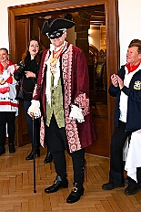 02 Prinzenfrueh Rafthaus 2026- 02-16 06  Rosenmontag 2026 - Es war eigentlich ein toller Tag, wenn nur das Wetter mitgespielt hätte. Beim Wecken von Prinz Toni I. vor dem WYNDHAM Hotel Duisburger Hof war es schon recht ungemütlich. Danach dann ein paar warme Stunden in unserem Rat, beim Prinzenwecken mit OB Sören Link. Pünktlich zum Start des Rosenmontagszugs geht es los mit dem Regen, bis auf kurze Momente hielt er an bis zum Ende des Zuges. Nachdem sich Alle im König Pilsener Festzelt auf gewärmt hatten, kamen auf der Bühne die Verabschiedung von uns, der Kinderprinzencrew 2026, und Prinz Toni I. : DVPJ, Toni I, Kinderprinz Juls I., Juls I., Prinzessin, Aileen I., Prinzessin Aileen I., HDK, Duisburg, Karneval, Helau, Tollität, Event, Session 2025, Session 2026, Hauptausschuss, Gemeinschaft, Hauptausschuss Karneval Duisburg, Duisburg ist echt