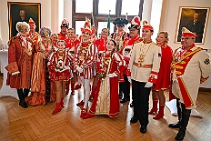 02 Prinzenfrueh Rafthaus 2026- 02-16 08  Rosenmontag 2026 - Es war eigentlich ein toller Tag, wenn nur das Wetter mitgespielt hätte. Beim Wecken von Prinz Toni I. vor dem WYNDHAM Hotel Duisburger Hof war es schon recht ungemütlich. Danach dann ein paar warme Stunden in unserem Rat, beim Prinzenwecken mit OB Sören Link. Pünktlich zum Start des Rosenmontagszugs geht es los mit dem Regen, bis auf kurze Momente hielt er an bis zum Ende des Zuges. Nachdem sich Alle im König Pilsener Festzelt auf gewärmt hatten, kamen auf der Bühne die Verabschiedung von uns, der Kinderprinzencrew 2026, und Prinz Toni I. : DVPJ, Toni I, Kinderprinz Juls I., Juls I., Prinzessin, Aileen I., Prinzessin Aileen I., HDK, Duisburg, Karneval, Helau, Tollität, Event, Session 2025, Session 2026, Hauptausschuss, Gemeinschaft, Hauptausschuss Karneval Duisburg, Duisburg ist echt