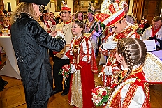 02 Prinzenfrueh Rafthaus 2026- 02-16 17  Rosenmontag 2026 - Es war eigentlich ein toller Tag, wenn nur das Wetter mitgespielt hätte. Beim Wecken von Prinz Toni I. vor dem WYNDHAM Hotel Duisburger Hof war es schon recht ungemütlich. Danach dann ein paar warme Stunden in unserem Rat, beim Prinzenwecken mit OB Sören Link. Pünktlich zum Start des Rosenmontagszugs geht es los mit dem Regen, bis auf kurze Momente hielt er an bis zum Ende des Zuges. Nachdem sich Alle im König Pilsener Festzelt auf gewärmt hatten, kamen auf der Bühne die Verabschiedung von uns, der Kinderprinzencrew 2026, und Prinz Toni I. : DVPJ, Toni I, Kinderprinz Juls I., Juls I., Prinzessin, Aileen I., Prinzessin Aileen I., HDK, Duisburg, Karneval, Helau, Tollität, Event, Session 2025, Session 2026, Hauptausschuss, Gemeinschaft, Hauptausschuss Karneval Duisburg, Duisburg ist echt
