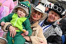 03 Rosenmontagzug 2026- 02-16 01  Rosenmontag 2026 - Es war eigentlich ein toller Tag, wenn nur das Wetter mitgespielt hätte. Beim Wecken von Prinz Toni I. vor dem WYNDHAM Hotel Duisburger Hof war es schon recht ungemütlich. Danach dann ein paar warme Stunden in unserem Rat, beim Prinzenwecken mit OB Sören Link. Pünktlich zum Start des Rosenmontagszugs geht es los mit dem Regen, bis auf kurze Momente hielt er an bis zum Ende des Zuges. Nachdem sich Alle im König Pilsener Festzelt auf gewärmt hatten, kamen auf der Bühne die Verabschiedung von uns, der Kinderprinzencrew 2026, und Prinz Toni I. : DVPJ, Toni I, Kinderprinz Juls I., Juls I., Prinzessin, Aileen I., Prinzessin Aileen I., HDK, Duisburg, Karneval, Helau, Tollität, Event, Session 2025, Session 2026, Hauptausschuss, Gemeinschaft, Hauptausschuss Karneval Duisburg, Duisburg ist echt