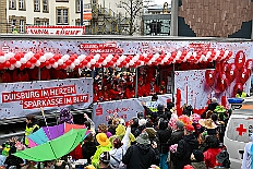 03 Rosenmontagzug 2026- 02-16 09  Rosenmontag 2026 - Es war eigentlich ein toller Tag, wenn nur das Wetter mitgespielt hätte. Beim Wecken von Prinz Toni I. vor dem WYNDHAM Hotel Duisburger Hof war es schon recht ungemütlich. Danach dann ein paar warme Stunden in unserem Rat, beim Prinzenwecken mit OB Sören Link. Pünktlich zum Start des Rosenmontagszugs geht es los mit dem Regen, bis auf kurze Momente hielt er an bis zum Ende des Zuges. Nachdem sich Alle im König Pilsener Festzelt auf gewärmt hatten, kamen auf der Bühne die Verabschiedung von uns, der Kinderprinzencrew 2026, und Prinz Toni I. : DVPJ, Toni I, Kinderprinz Juls I., Juls I., Prinzessin, Aileen I., Prinzessin Aileen I., HDK, Duisburg, Karneval, Helau, Tollität, Event, Session 2025, Session 2026, Hauptausschuss, Gemeinschaft, Hauptausschuss Karneval Duisburg, Duisburg ist echt