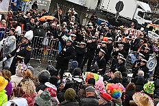 03 Rosenmontagzug 2026- 02-16 10  Rosenmontag 2026 - Es war eigentlich ein toller Tag, wenn nur das Wetter mitgespielt hätte. Beim Wecken von Prinz Toni I. vor dem WYNDHAM Hotel Duisburger Hof war es schon recht ungemütlich. Danach dann ein paar warme Stunden in unserem Rat, beim Prinzenwecken mit OB Sören Link. Pünktlich zum Start des Rosenmontagszugs geht es los mit dem Regen, bis auf kurze Momente hielt er an bis zum Ende des Zuges. Nachdem sich Alle im König Pilsener Festzelt auf gewärmt hatten, kamen auf der Bühne die Verabschiedung von uns, der Kinderprinzencrew 2026, und Prinz Toni I. : DVPJ, Toni I, Kinderprinz Juls I., Juls I., Prinzessin, Aileen I., Prinzessin Aileen I., HDK, Duisburg, Karneval, Helau, Tollität, Event, Session 2025, Session 2026, Hauptausschuss, Gemeinschaft, Hauptausschuss Karneval Duisburg, Duisburg ist echt