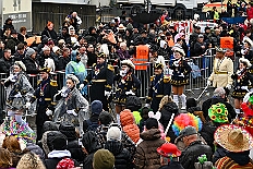 03 Rosenmontagzug 2026- 02-16 11  Rosenmontag 2026 - Es war eigentlich ein toller Tag, wenn nur das Wetter mitgespielt hätte. Beim Wecken von Prinz Toni I. vor dem WYNDHAM Hotel Duisburger Hof war es schon recht ungemütlich. Danach dann ein paar warme Stunden in unserem Rat, beim Prinzenwecken mit OB Sören Link. Pünktlich zum Start des Rosenmontagszugs geht es los mit dem Regen, bis auf kurze Momente hielt er an bis zum Ende des Zuges. Nachdem sich Alle im König Pilsener Festzelt auf gewärmt hatten, kamen auf der Bühne die Verabschiedung von uns, der Kinderprinzencrew 2026, und Prinz Toni I. : DVPJ, Toni I, Kinderprinz Juls I., Juls I., Prinzessin, Aileen I., Prinzessin Aileen I., HDK, Duisburg, Karneval, Helau, Tollität, Event, Session 2025, Session 2026, Hauptausschuss, Gemeinschaft, Hauptausschuss Karneval Duisburg, Duisburg ist echt