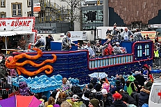 03 Rosenmontagzug 2026- 02-16 15  Rosenmontag 2026 - Es war eigentlich ein toller Tag, wenn nur das Wetter mitgespielt hätte. Beim Wecken von Prinz Toni I. vor dem WYNDHAM Hotel Duisburger Hof war es schon recht ungemütlich. Danach dann ein paar warme Stunden in unserem Rat, beim Prinzenwecken mit OB Sören Link. Pünktlich zum Start des Rosenmontagszugs geht es los mit dem Regen, bis auf kurze Momente hielt er an bis zum Ende des Zuges. Nachdem sich Alle im König Pilsener Festzelt auf gewärmt hatten, kamen auf der Bühne die Verabschiedung von uns, der Kinderprinzencrew 2026, und Prinz Toni I. : DVPJ, Toni I, Kinderprinz Juls I., Juls I., Prinzessin, Aileen I., Prinzessin Aileen I., HDK, Duisburg, Karneval, Helau, Tollität, Event, Session 2025, Session 2026, Hauptausschuss, Gemeinschaft, Hauptausschuss Karneval Duisburg, Duisburg ist echt