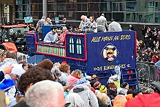 03 Rosenmontagzug 2026- 02-16 17  Rosenmontag 2026 - Es war eigentlich ein toller Tag, wenn nur das Wetter mitgespielt hätte. Beim Wecken von Prinz Toni I. vor dem WYNDHAM Hotel Duisburger Hof war es schon recht ungemütlich. Danach dann ein paar warme Stunden in unserem Rat, beim Prinzenwecken mit OB Sören Link. Pünktlich zum Start des Rosenmontagszugs geht es los mit dem Regen, bis auf kurze Momente hielt er an bis zum Ende des Zuges. Nachdem sich Alle im König Pilsener Festzelt auf gewärmt hatten, kamen auf der Bühne die Verabschiedung von uns, der Kinderprinzencrew 2026, und Prinz Toni I. : DVPJ, Toni I, Kinderprinz Juls I., Juls I., Prinzessin, Aileen I., Prinzessin Aileen I., HDK, Duisburg, Karneval, Helau, Tollität, Event, Session 2025, Session 2026, Hauptausschuss, Gemeinschaft, Hauptausschuss Karneval Duisburg, Duisburg ist echt