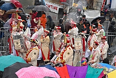 03 Rosenmontagzug 2026- 02-16 21  Rosenmontag 2026 - Es war eigentlich ein toller Tag, wenn nur das Wetter mitgespielt hätte. Beim Wecken von Prinz Toni I. vor dem WYNDHAM Hotel Duisburger Hof war es schon recht ungemütlich. Danach dann ein paar warme Stunden in unserem Rat, beim Prinzenwecken mit OB Sören Link. Pünktlich zum Start des Rosenmontagszugs geht es los mit dem Regen, bis auf kurze Momente hielt er an bis zum Ende des Zuges. Nachdem sich Alle im König Pilsener Festzelt auf gewärmt hatten, kamen auf der Bühne die Verabschiedung von uns, der Kinderprinzencrew 2026, und Prinz Toni I. : DVPJ, Toni I, Kinderprinz Juls I., Juls I., Prinzessin, Aileen I., Prinzessin Aileen I., HDK, Duisburg, Karneval, Helau, Tollität, Event, Session 2025, Session 2026, Hauptausschuss, Gemeinschaft, Hauptausschuss Karneval Duisburg, Duisburg ist echt