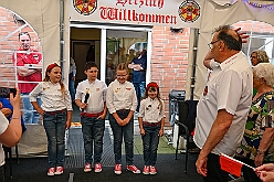 02 Sommerf Stadtgarde 2026- 06-13  05  Sommerfeste zum Ersten - Wir fuhren zum ersten Sommerfest auf die andre Rheinseite nach Moers. Der Besuch bei den Grafschafter Funken gehört schon zur Tradition. Danach erwartete uns ein großartiger Empfang beim Heimspiel auf dem Sommerfest unserer Stadtgarde. : DVPJ, Oliver I, Kinderprinz Niklas I., Niklas I., Prinzessin, Greta I., Prinzessin Greta I., HDK, Duisburg, Karneval, Helau, Tollität, Event, Session 2026, Session 2027, Hauptausschuss, Gemeinschaft, Hauptausschuss Karneval Duisburg, Duisburg ist echt