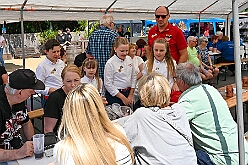 01 Musikt RuhrpottGugg 2026- 07-04 05  Vom Musiktreffen zum Sommerfest - Am Samstag, 4. Juli, besuchten wir zuerst das Musik- und Freundschaftstreffen der „Ruhrpott-Guggis“ auf dem Platz vor „Manu´s Treff“ im Logport. Zum Sommerfest der KG MCV 1979 ging es anschließend dann nach Meiderich an die Bahnhofsstraße. : DVPJ, Oliver I, Kinderprinz Niklas I., Niklas I., Prinzessin, Greta I., Prinzessin Greta I., HDK, Duisburg, Karneval, Helau, Tollität, Event, Session 2026, Session 2027, Hauptausschuss, Gemeinschaft, Hauptausschuss Karneval Duisburg, Duisburg ist echt