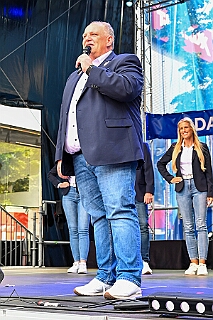 SommerBiwak 2026- 07-19 27  Unser Sommerbiwak 2026 - Am Sonntag des Duisburger Stadtfestes 2015 fand das 1. Sommerbiwak vom HDK. In diesem Jahr präsentierten wir auch wieder ein buntes Programm auf der Hauptbühne vor dem City-Palais. Neben den KG´s „Roten Funken“, „Piraten des Südens“, „Duisburger Musketiere“, „Königreich Duissern“ und die „Stark reduzierten Einzelstücke“ lieferten auch die designierten Prinzencrews ihre Beiträge dazu. Zum Abschluss kam dann die Band „Kempkes Feinest“ auf die Bühne : DVPJ, Prinz, Prinzessin, Pagen, HDK, Duisburg, Karneval, Helau, Tollität, Event, Session 2025, Session 2026, Oliver I, Niklas I., Greta I., Hauptausschuss, Gemeinschaft, Hauptausschuss Karneval Duisburg, Duisburg ist echt
