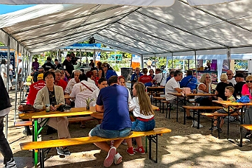 Sommerf Jecken Komitee 2026- 06-01  01  Ein Sommerfest in Moers   - Am Samstag, 1. August, haben wir das große Sommerfest des „Moeser - Jecken-Komitees 2020 e.V.“ besucht.