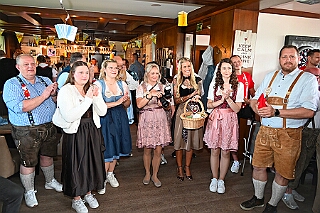Wiesenfrueschoppen 2026- 10-04 12  Ein Hauch von Oktoberfest -  Die KG Königreich Duissern hatte auch in diesem Jahr wieder zu ihrem traditionellen „Wies´n Frühschoppen“ in die Tennis-Gaststätte des DSC Preussen eingeladen. : DVPJ, Oliver I, Kinderprinz Niklas I., Niklas I., Prinzessin, Greta I., Prinzessin Greta I., HDK, Duisburg, Karneval, Helau, Tollität, Event, Session 2026, Session 2027, Hauptausschuss, Gemeinschaft, Hauptausschuss Karneval Duisburg, Duisburg ist echt