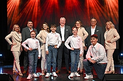 Prinzenwahl HDK 2025-04-11 02  Prinzenwahl 2025 - Am Freitag 11. April 2025 ist endlich so weit. Vorstellung bei der Präsidentenversammlung. Nach einer kurzen Verschnaufpause dann die Erlösung, wir sind gewählt als Kinderprinzencrew der Session 2025 / 2026. Danach dann das erste mal, ohne unsere Kindergarde, nur wir vier allein, auf die Bühne im Steinhof. Wir wurden gefeiert, beschenkt und machten sehr viele Fotos.  Hier auch nochmal einen herzlichen Glückwunsch an den des. Stadtprinzen Toni I. mit seiner Crew. : DVPJ, Toni I, Juls I., Prinz Karneval, Prinz, Prinz Juls I., Prinzessin Aileen I., Hofmarschälle, Page, Pagen, Paginnen, HDK, Duisburg, Karneval, Helau, Tollität, Event, Session 2025, Session 2025, HDK Duisburg, Hauptausschuss, Hauptausschuss Karneval Duisburg, Duisburg ist echt