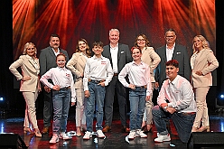 Prinzenwahl HDK 2025-04-11 04  Prinzenwahl 2025 - Am Freitag 11. April 2025 ist endlich so weit. Vorstellung bei der Präsidentenversammlung. Nach einer kurzen Verschnaufpause dann die Erlösung, wir sind gewählt als Kinderprinzencrew der Session 2025 / 2026. Danach dann das erste mal, ohne unsere Kindergarde, nur wir vier allein, auf die Bühne im Steinhof. Wir wurden gefeiert, beschenkt und machten sehr viele Fotos.  Hier auch nochmal einen herzlichen Glückwunsch an den des. Stadtprinzen Toni I. mit seiner Crew. : DVPJ, Toni I, Juls I., Prinz Karneval, Prinz, Prinz Juls I., Prinzessin Aileen I., Hofmarschälle, Page, Pagen, Paginnen, HDK, Duisburg, Karneval, Helau, Tollität, Event, Session 2025, Session 2025, HDK Duisburg, Hauptausschuss, Hauptausschuss Karneval Duisburg, Duisburg ist echt