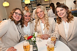 Prinzenwahl HDK 2025-04-11 07  Prinzenwahl 2025 - Am Freitag 11. April 2025 ist endlich so weit. Vorstellung bei der Präsidentenversammlung. Nach einer kurzen Verschnaufpause dann die Erlösung, wir sind gewählt als Kinderprinzencrew der Session 2025 / 2026. Danach dann das erste mal, ohne unsere Kindergarde, nur wir vier allein, auf die Bühne im Steinhof. Wir wurden gefeiert, beschenkt und machten sehr viele Fotos.  Hier auch nochmal einen herzlichen Glückwunsch an den des. Stadtprinzen Toni I. mit seiner Crew. : DVPJ, Toni I, Juls I., Prinz Karneval, Prinz, Prinz Juls I., Prinzessin Aileen I., Hofmarschälle, Page, Pagen, Paginnen, HDK, Duisburg, Karneval, Helau, Tollität, Event, Session 2025, Session 2025, HDK Duisburg, Hauptausschuss, Hauptausschuss Karneval Duisburg, Duisburg ist echt