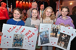 Prinzenwahl HDK 2025-04-11 10  Prinzenwahl 2025 - Am Freitag 11. April 2025 ist endlich so weit. Vorstellung bei der Präsidentenversammlung. Nach einer kurzen Verschnaufpause dann die Erlösung, wir sind gewählt als Kinderprinzencrew der Session 2025 / 2026. Danach dann das erste mal, ohne unsere Kindergarde, nur wir vier allein, auf die Bühne im Steinhof. Wir wurden gefeiert, beschenkt und machten sehr viele Fotos.  Hier auch nochmal einen herzlichen Glückwunsch an den des. Stadtprinzen Toni I. mit seiner Crew. : DVPJ, Toni I, Juls I., Prinz Karneval, Prinz, Prinz Juls I., Prinzessin Aileen I., Hofmarschälle, Page, Pagen, Paginnen, HDK, Duisburg, Karneval, Helau, Tollität, Event, Session 2025, Session 2025, HDK Duisburg, Hauptausschuss, Hauptausschuss Karneval Duisburg, Duisburg ist echt