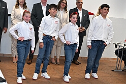 Prinzenwahl HDK 2025-04-11 13  Prinzenwahl 2025 - Am Freitag 11. April 2025 ist endlich so weit. Vorstellung bei der Präsidentenversammlung. Nach einer kurzen Verschnaufpause dann die Erlösung, wir sind gewählt als Kinderprinzencrew der Session 2025 / 2026. Danach dann das erste mal, ohne unsere Kindergarde, nur wir vier allein, auf die Bühne im Steinhof. Wir wurden gefeiert, beschenkt und machten sehr viele Fotos.  Hier auch nochmal einen herzlichen Glückwunsch an den des. Stadtprinzen Toni I. mit seiner Crew. : DVPJ, Toni I, Juls I., Prinz Karneval, Prinz, Prinz Juls I., Prinzessin Aileen I., Hofmarschälle, Page, Pagen, Paginnen, HDK, Duisburg, Karneval, Helau, Tollität, Event, Session 2025, Session 2025, HDK Duisburg, Hauptausschuss, Hauptausschuss Karneval Duisburg, Duisburg ist echt