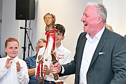 Prinzenwahl HDK 2025-04-11 16  Prinzenwahl 2025 - Am Freitag 11. April 2025 ist endlich so weit. Vorstellung bei der Präsidentenversammlung. Nach einer kurzen Verschnaufpause dann die Erlösung, wir sind gewählt als Kinderprinzencrew der Session 2025 / 2026. Danach dann das erste mal, ohne unsere Kindergarde, nur wir vier allein, auf die Bühne im Steinhof. Wir wurden gefeiert, beschenkt und machten sehr viele Fotos.  Hier auch nochmal einen herzlichen Glückwunsch an den des. Stadtprinzen Toni I. mit seiner Crew. : DVPJ, Toni I, Juls I., Prinz Karneval, Prinz, Prinz Juls I., Prinzessin Aileen I., Hofmarschälle, Page, Pagen, Paginnen, HDK, Duisburg, Karneval, Helau, Tollität, Event, Session 2025, Session 2025, HDK Duisburg, Hauptausschuss, Hauptausschuss Karneval Duisburg, Duisburg ist echt