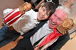 Prinzenwahl HDK 2025-04-11 21  Prinzenwahl 2025 - Am Freitag 11. April 2025 ist endlich so weit. Vorstellung bei der Präsidentenversammlung. Nach einer kurzen Verschnaufpause dann die Erlösung, wir sind gewählt als Kinderprinzencrew der Session 2025 / 2026. Danach dann das erste mal, ohne unsere Kindergarde, nur wir vier allein, auf die Bühne im Steinhof. Wir wurden gefeiert, beschenkt und machten sehr viele Fotos.  Hier auch nochmal einen herzlichen Glückwunsch an den des. Stadtprinzen Toni I. mit seiner Crew. : DVPJ, Toni I, Juls I., Prinz Karneval, Prinz, Prinz Juls I., Prinzessin Aileen I., Hofmarschälle, Page, Pagen, Paginnen, HDK, Duisburg, Karneval, Helau, Tollität, Event, Session 2025, Session 2025, HDK Duisburg, Hauptausschuss, Hauptausschuss Karneval Duisburg, Duisburg ist echt