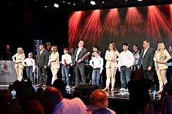 Prinzenwahl HDK 2025-04-11 26  Prinzenwahl 2025 - Am Freitag 11. April 2025 ist endlich so weit. Vorstellung bei der Präsidentenversammlung. Nach einer kurzen Verschnaufpause dann die Erlösung, wir sind gewählt als Kinderprinzencrew der Session 2025 / 2026. Danach dann das erste mal, ohne unsere Kindergarde, nur wir vier allein, auf die Bühne im Steinhof. Wir wurden gefeiert, beschenkt und machten sehr viele Fotos.  Hier auch nochmal einen herzlichen Glückwunsch an den des. Stadtprinzen Toni I. mit seiner Crew. : DVPJ, Toni I, Juls I., Prinz Karneval, Prinz, Prinz Juls I., Prinzessin Aileen I., Hofmarschälle, Page, Pagen, Paginnen, HDK, Duisburg, Karneval, Helau, Tollität, Event, Session 2025, Session 2025, HDK Duisburg, Hauptausschuss, Hauptausschuss Karneval Duisburg, Duisburg ist echt