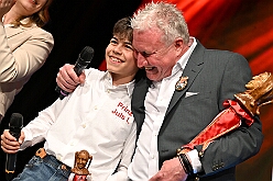 Prinzenwahl HDK 2025-04-11 33  Prinzenwahl 2025 - Am Freitag 11. April 2025 ist endlich so weit. Vorstellung bei der Präsidentenversammlung. Nach einer kurzen Verschnaufpause dann die Erlösung, wir sind gewählt als Kinderprinzencrew der Session 2025 / 2026. Danach dann das erste mal, ohne unsere Kindergarde, nur wir vier allein, auf die Bühne im Steinhof. Wir wurden gefeiert, beschenkt und machten sehr viele Fotos.  Hier auch nochmal einen herzlichen Glückwunsch an den des. Stadtprinzen Toni I. mit seiner Crew. : DVPJ, Toni I, Juls I., Prinz Karneval, Prinz, Prinz Juls I., Prinzessin Aileen I., Hofmarschälle, Page, Pagen, Paginnen, HDK, Duisburg, Karneval, Helau, Tollität, Event, Session 2025, Session 2025, HDK Duisburg, Hauptausschuss, Hauptausschuss Karneval Duisburg, Duisburg ist echt