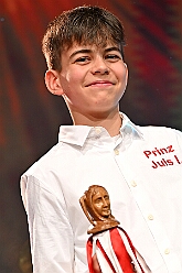 Prinzenwahl HDK 2025-04-11 50  Prinzenwahl 2025 - Am Freitag 11. April 2025 ist endlich so weit. Vorstellung bei der Präsidentenversammlung. Nach einer kurzen Verschnaufpause dann die Erlösung, wir sind gewählt als Kinderprinzencrew der Session 2025 / 2026. Danach dann das erste mal, ohne unsere Kindergarde, nur wir vier allein, auf die Bühne im Steinhof. Wir wurden gefeiert, beschenkt und machten sehr viele Fotos.  Hier auch nochmal einen herzlichen Glückwunsch an den des. Stadtprinzen Toni I. mit seiner Crew. : DVPJ, Toni I, Juls I., Prinz Karneval, Prinz, Prinz Juls I., Prinzessin Aileen I., Hofmarschälle, Page, Pagen, Paginnen, HDK, Duisburg, Karneval, Helau, Tollität, Event, Session 2025, Session 2025, HDK Duisburg, Hauptausschuss, Hauptausschuss Karneval Duisburg, Duisburg ist echt