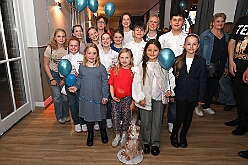 Prinzenwahl HDK 2025-04-11 53  Prinzenwahl 2025 - Am Freitag 11. April 2025 ist endlich so weit. Vorstellung bei der Präsidentenversammlung. Nach einer kurzen Verschnaufpause dann die Erlösung, wir sind gewählt als Kinderprinzencrew der Session 2025 / 2026. Danach dann das erste mal, ohne unsere Kindergarde, nur wir vier allein, auf die Bühne im Steinhof. Wir wurden gefeiert, beschenkt und machten sehr viele Fotos.  Hier auch nochmal einen herzlichen Glückwunsch an den des. Stadtprinzen Toni I. mit seiner Crew. : DVPJ, Toni I, Juls I., Prinz Karneval, Prinz, Prinz Juls I., Prinzessin Aileen I., Hofmarschälle, Page, Pagen, Paginnen, HDK, Duisburg, Karneval, Helau, Tollität, Event, Session 2025, Session 2025, HDK Duisburg, Hauptausschuss, Hauptausschuss Karneval Duisburg, Duisburg ist echt