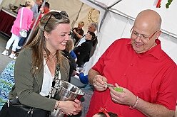 Mercuralia 2025-05-17 14  Maifest 2025 - Am Samstag dem 17. Mai besuchten wir das MERCURALIA der Römergarde in Dinslaken. Es war die XVII. Auflage und wie in jedem Jahr war die Kinderprinzencrew der Glücksbringer bei der Blumen-Frühlingsverlosung. : DVPJ, Holger II, Kinderprinz Phil II., Prinzessin, Mia I., Prinzessin Mia I., HDK, Duisburg, Karneval, Helau, Tollität, Event, Session 2024, Session 2025, Hauptausschuss, Gemeinschaft, Hauptausschuss Karneval Duisburg, Duisburg ist echt