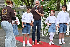 Mercuralia 2025-05-17 26  Maifest 2025 - Am Samstag dem 17. Mai besuchten wir das MERCURALIA der Römergarde in Dinslaken. Es war die XVII. Auflage und wie in jedem Jahr war die Kinderprinzencrew der Glücksbringer bei der Blumen-Frühlingsverlosung. : DVPJ, Holger II, Kinderprinz Phil II., Prinzessin, Mia I., Prinzessin Mia I., HDK, Duisburg, Karneval, Helau, Tollität, Event, Session 2024, Session 2025, Hauptausschuss, Gemeinschaft, Hauptausschuss Karneval Duisburg, Duisburg ist echt