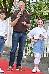 Mercuralia 2025-05-17 27  Maifest 2025 - Am Samstag dem 17. Mai besuchten wir das MERCURALIA der Römergarde in Dinslaken. Es war die XVII. Auflage und wie in jedem Jahr war die Kinderprinzencrew der Glücksbringer bei der Blumen-Frühlingsverlosung. : DVPJ, Holger II, Kinderprinz Phil II., Prinzessin, Mia I., Prinzessin Mia I., HDK, Duisburg, Karneval, Helau, Tollität, Event, Session 2024, Session 2025, Hauptausschuss, Gemeinschaft, Hauptausschuss Karneval Duisburg, Duisburg ist echt