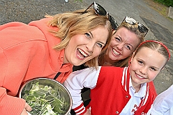 Mercuralia 2025-05-17 38  Maifest 2025 - Am Samstag dem 17. Mai besuchten wir das MERCURALIA der Römergarde in Dinslaken. Es war die XVII. Auflage und wie in jedem Jahr war die Kinderprinzencrew der Glücksbringer bei der Blumen-Frühlingsverlosung. : DVPJ, Holger II, Kinderprinz Phil II., Prinzessin, Mia I., Prinzessin Mia I., HDK, Duisburg, Karneval, Helau, Tollität, Event, Session 2024, Session 2025, Hauptausschuss, Gemeinschaft, Hauptausschuss Karneval Duisburg, Duisburg ist echt