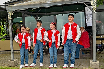 RW Rheinhausen Fruehlf 2025-05-29 04  Rauf auf die Schaukel - Eine Tradition am Vatertag ist das Frühlingsfest der KG Rot-Weiß Rheinhausen auf der Festwiese neben der Erlöserkirche in Rheinhausen. Zur Tradition gehört mittlerweile auch das „Schaukelfoto“. : DVPJ, Holger II, Kinderprinz Phil II., Prinzessin, Mia I., Prinzessin Mia I., HDK, Duisburg, Karneval, Helau, Tollität, Event, Session 2024, Session 2025, Hauptausschuss, Gemeinschaft, Hauptausschuss Karneval Duisburg, Duisburg ist echt