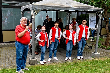 RW Rheinhausen Fruehlf 2025-05-29 08  Rauf auf die Schaukel - Eine Tradition am Vatertag ist das Frühlingsfest der KG Rot-Weiß Rheinhausen auf der Festwiese neben der Erlöserkirche in Rheinhausen. Zur Tradition gehört mittlerweile auch das „Schaukelfoto“. : DVPJ, Holger II, Kinderprinz Phil II., Prinzessin, Mia I., Prinzessin Mia I., HDK, Duisburg, Karneval, Helau, Tollität, Event, Session 2024, Session 2025, Hauptausschuss, Gemeinschaft, Hauptausschuss Karneval Duisburg, Duisburg ist echt