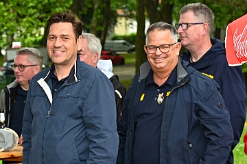 RW Rheinhausen Fruehlf 2025-05-29 10  Rauf auf die Schaukel - Eine Tradition am Vatertag ist das Frühlingsfest der KG Rot-Weiß Rheinhausen auf der Festwiese neben der Erlöserkirche in Rheinhausen. Zur Tradition gehört mittlerweile auch das „Schaukelfoto“. : DVPJ, Holger II, Kinderprinz Phil II., Prinzessin, Mia I., Prinzessin Mia I., HDK, Duisburg, Karneval, Helau, Tollität, Event, Session 2024, Session 2025, Hauptausschuss, Gemeinschaft, Hauptausschuss Karneval Duisburg, Duisburg ist echt